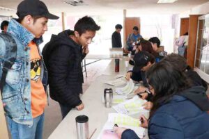 estudiantes votan para elegir a su rector