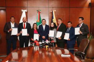 Pimentel entrega nombramientos