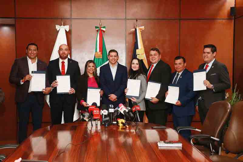 Pimentel entrega nombramientos