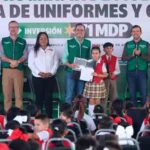 Inicia Manolo entrega de uniformes y tenis gratis en las escuelas rurales